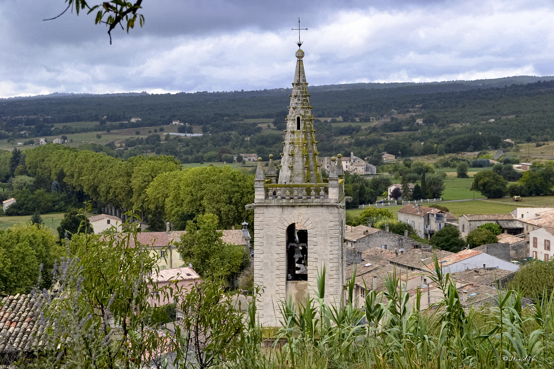 Parking en face de l’église